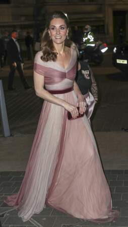 Kate Middleton rayonne dans une robe longue de princesse