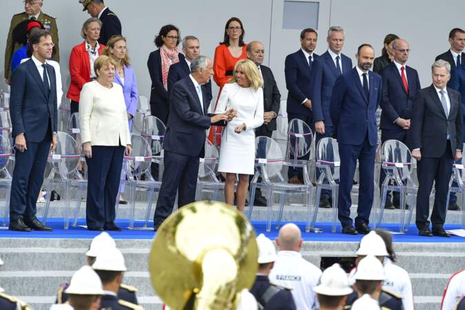 Tandis que Brigitte Macron portait une robe blanche chic, Sibeth Ndiaye a opté pour une tenue bien plus colorée