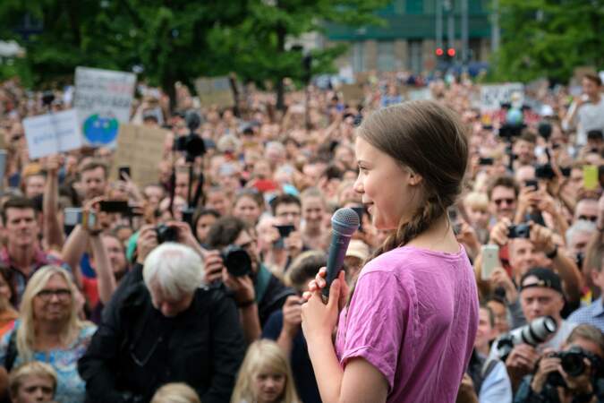 La jeune Greta Thunberg s'adresse à une large foule lors d'une la manifestation à Berlin, le 19 juillet 2019.