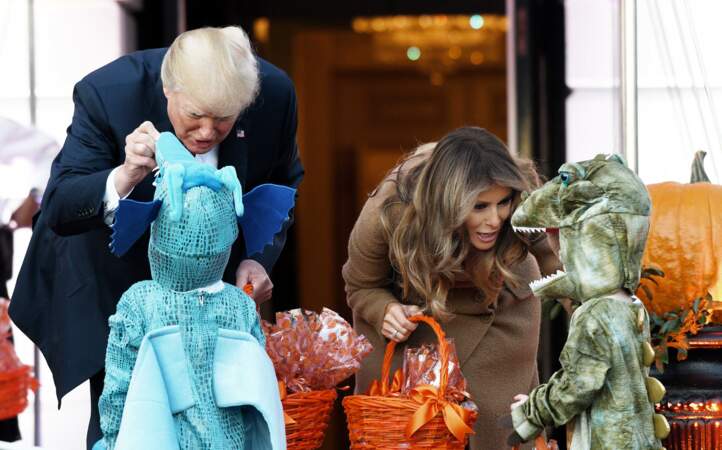 Des enfants déguisés venus chercher des bonbons auprès de Donald et Melania Trump