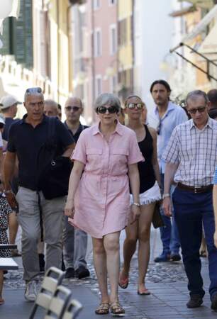 Theresa May avait l'air très décontractée dans sa robe chemise rose
