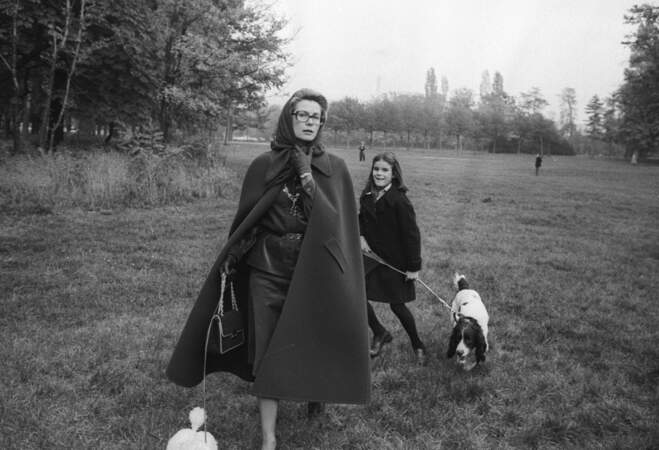 Grace de Monaco et Stéphanie promènent leur chien au bois de Boulogne en 1975