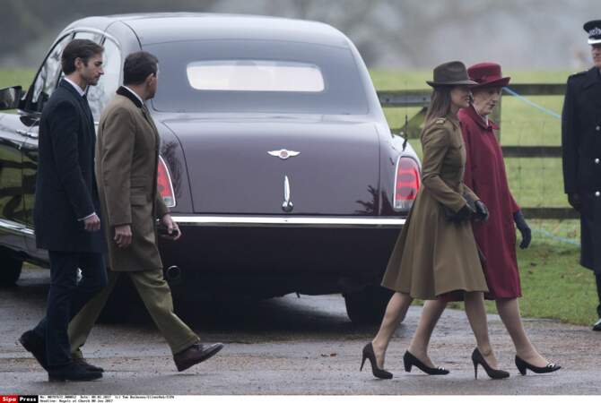 PHOTOS - Kate et Pippa Middleton avec Elizabeth II: un dimanche en famille