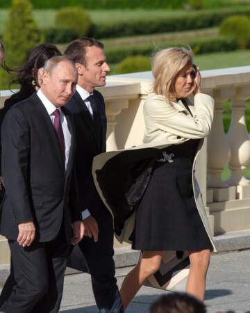 Brigitte Macron en petite robe noire pour rencontrer Vladimir Poutine