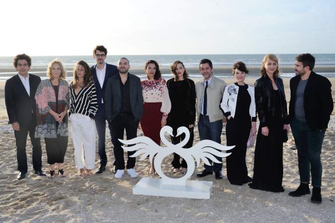 Marion Cotillard entourée du jury au complet du festival du film de Cabourg