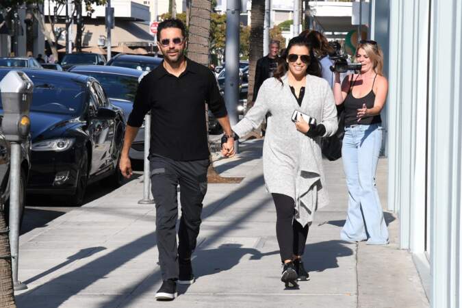 Le couple, main dans la main dans les rues de Beverly Hills,