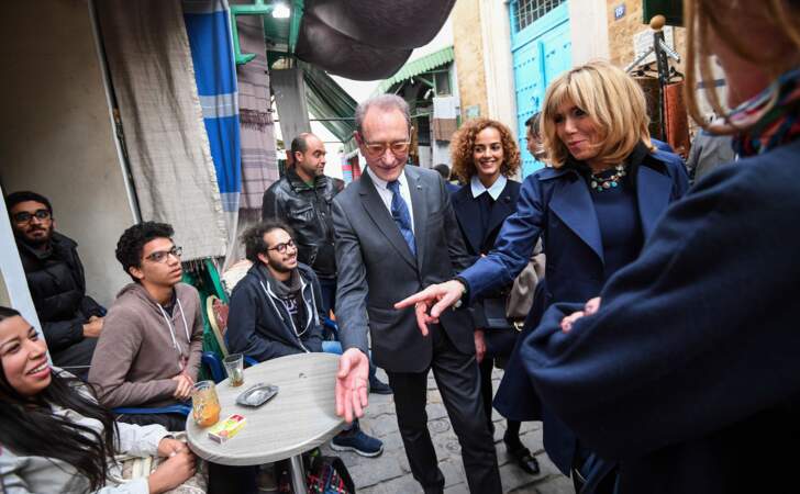 Brigitte Macron discute avec la jeunesse tunisienne en compagnie de Bertrand Delanoe