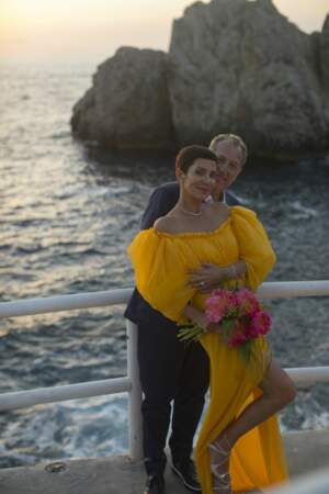 Cristina Cordula et son mari frédéric Cassin prennent la pose devant la baie de Capri