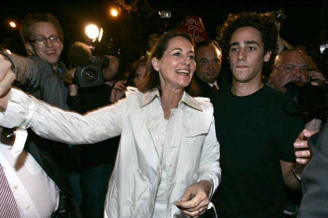 Ségolène Royal et Thomas Hollande arrivent rue de Solférino le soir du 1er tour des présidentielles de 2007.