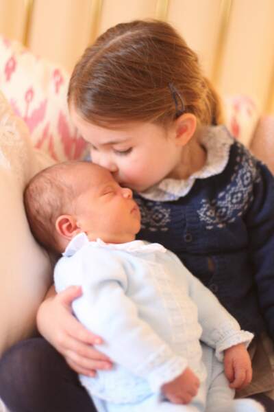 Le prince Louis cajolé par sa grande soeur, Charlotte, quelques semaines après sa naissance