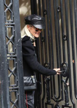 Laeticia Hallyday affichait un look très rock en allant voir son avocat ce vendredi 12 octobre. 