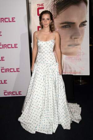 Emma Watson : une jolie robe Miu Miu et un make-up chic à l'UGC Normandie pour la première de son film The Circle