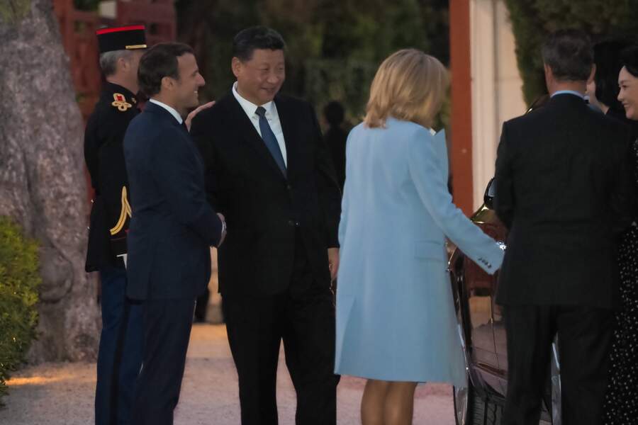 Emmanuel et Brigitte Macron main dans la main