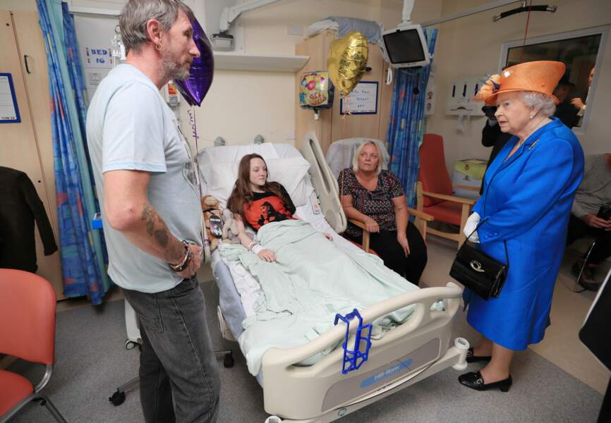 La reine Elizabeth II rend visite aux victimes de l'attentat de Manchester le jeudi 25 mai 2017.