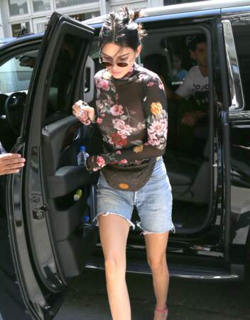 Kendall Jenner sortant de sa voiture à New York
