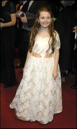 2007 : Abigail Breslin, cheveux longs et robe de princesse aux BaftaAwards à Londres
