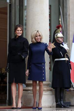 Sobre, Brigitte Macron est adepte de la robe droite et du bleu marine, parfait pour twister le noir !