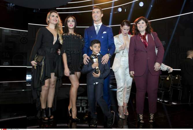 Ronaldo pose avec Georgina, son fils, sa mère Maria Dolores sur la scène du Gala de la Fifa 