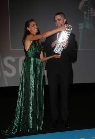 Bérénice Bejo remet un prix à la star de la saga "Twilight"