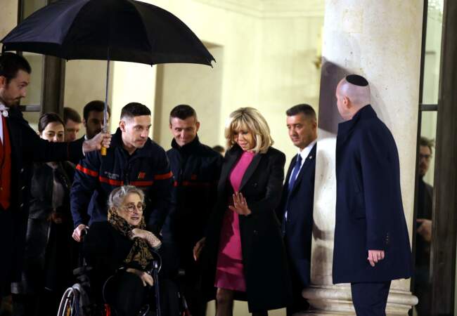 Brigitte Macron raccompagne la Première dame israélienne Nechama Rivlin après leur diner à l'Elysée