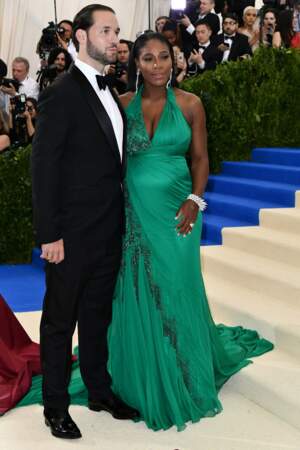 Serena Williams et son fiancé Alexis Ohanian étaient tous deux superbes sur le tapis rouge (beige) du Met Ball
