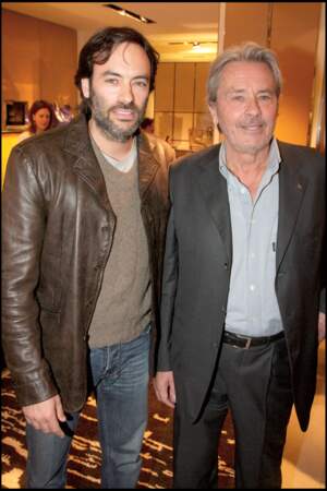 Anthony et Alain Delon lors du lancement de la nouvelle collection de sacs Tod's à Paris le 28 avril 2009