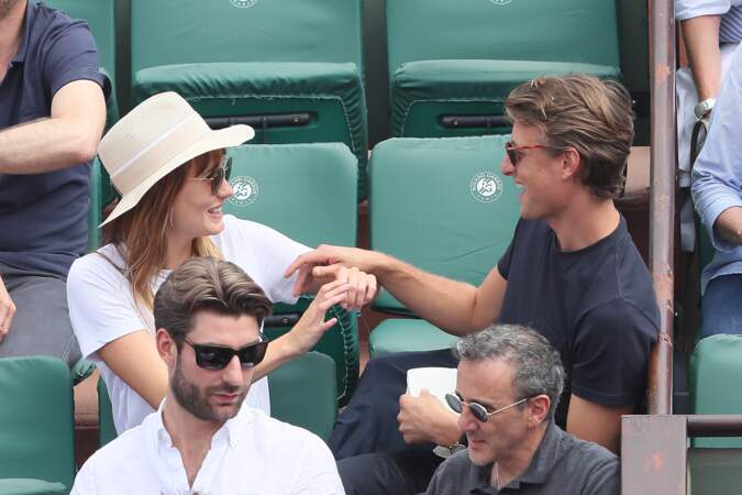 Ana Girardot et Arthur de Villepin, un couple très complice à Roland Garros le 9 juin 2018