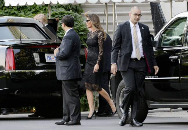Melania Trump fait monter la température en robe noire en dentelle transparente.  