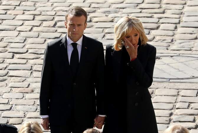 Brigitte Macron essuie une larme sur sa joue lors de l'hommage national à Charles Aznavour 
