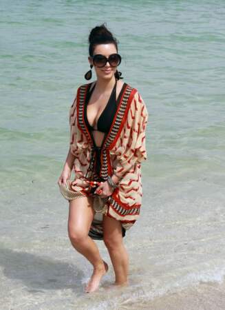 Tunique et maillot noir: joli look pour Kim Kardashian