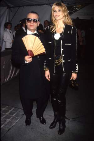 Claudia Schiffer prend ici la pose avec Karl Lagerfled en 1992. Elle a 22 ans. 