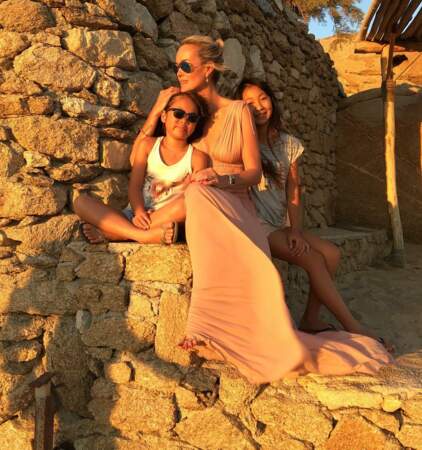 Laeticia Hallyday en robe longue nude, avec Joy et Jade à Mykonos en 2016