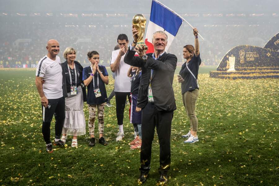 Didier Deschamps arbore fièrement le trophée de la Coupe du monde 2018
