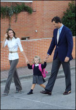 Le prince Felipe et la princesse Letizia d'Espagne accompagnent leur fille Leonor pour son premier jour d'école 