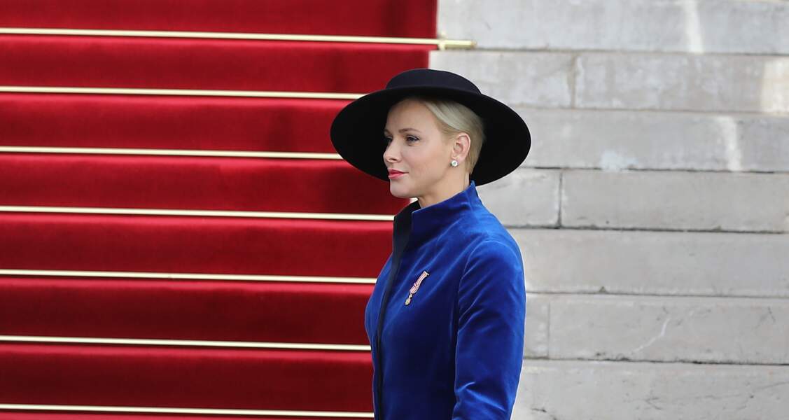 Charlène de Monaco très classe avec son chapeau noir hollywoodien