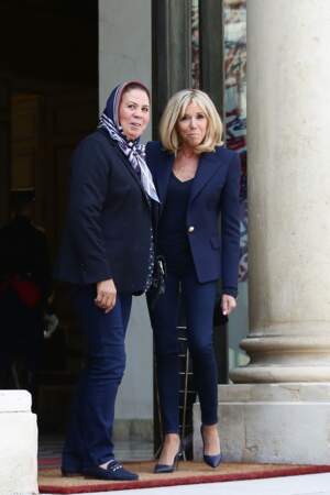 Brigitte Macron en total look bleu et escarpins