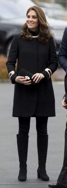 Kate Middleton radieuse en bottes, jean stretch et manteau Goat Fashion