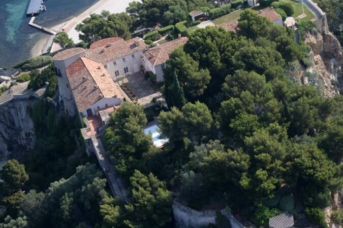 Vue sur le fort de Brégançon et sa fameuse piscine, où Emmanuel et Brigitte Macron passent leurs vacances