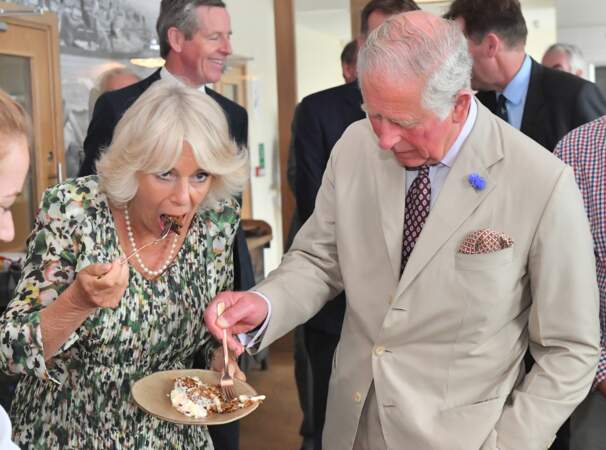 Camilla Parker Bowles et le prince Charles dégustent son gâteau d'anniversaire à St Mary's ce 17 juillet