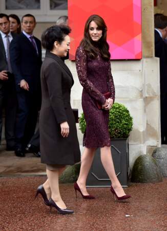 Kate Middleton en escarpins Gianvito Rossi, avec la femme du président chinois Xi Jinping à Londres en 2015