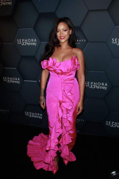 Rihanna sublime en robe longue rose flashy signée Calvin Klein