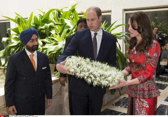 Le duc et la duchesse de Cambridge ont été accueillis par des colliers de fleurs