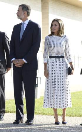 Aux côté du roi Felipe VI, Letizia d'Espagne signe son style unique d'une robe Massimo Dutti.