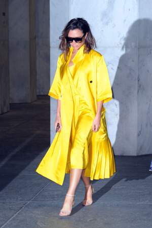 Victoria Beckham en jaune d'or à New York