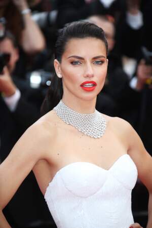 Adriana Lima ultra sexy avec son rouge-coquelicot flashy 