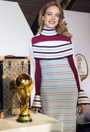 Natalia Vodianova dévoile la valise Vuitton qui transporte la coupe du monde de la F.I.F.A.