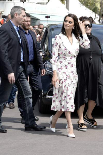 Penelope Cruz a craqué pour une robe Alessandra Rich sur la Croisette, le 8 mai 2018