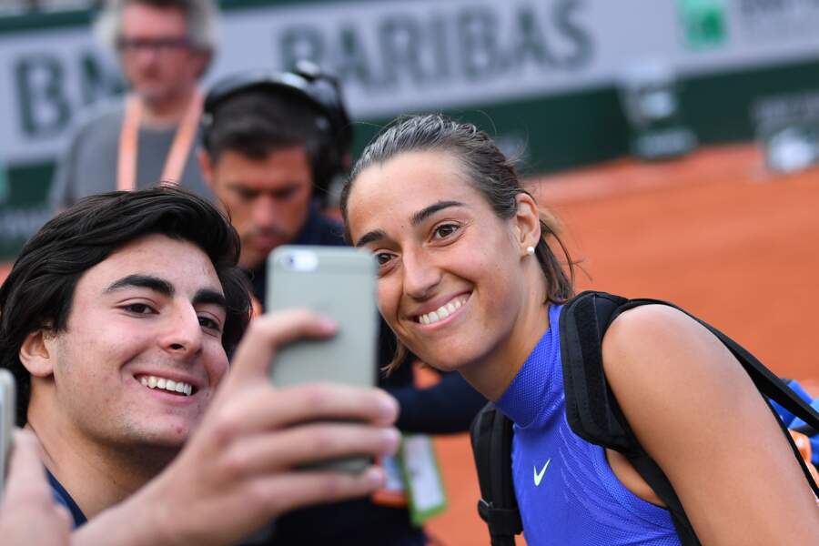 Caroline Garcia fait un selfie avec un fan
