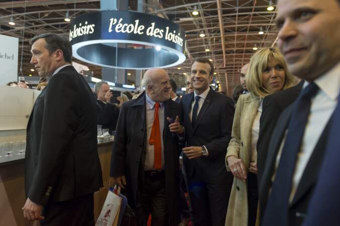  Brigitte Macron en long manteau nude au Salon du Livre