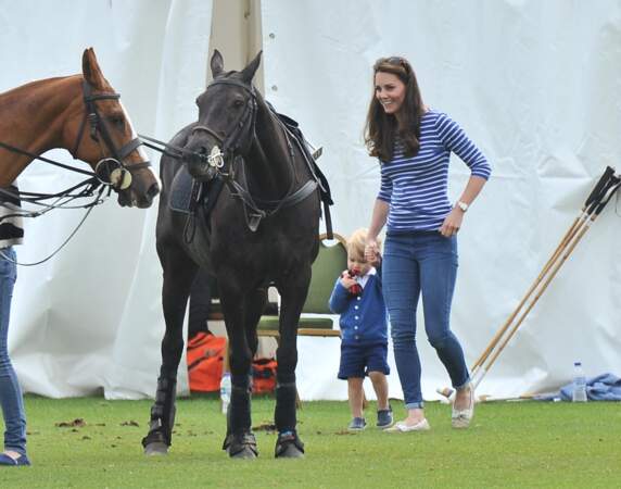 Kate Middleton et son fils George, au Beaufort Polo club à Tetbury, le 14 juin 2015